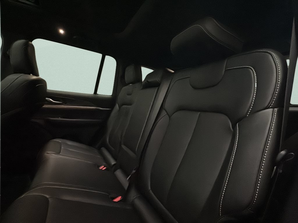 Used 2024 Jeep Grand Cherokee Limited w/ Black Appearance Package AWD/4WD image 16