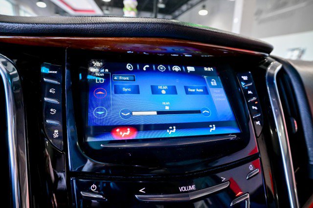 Used 2018 Cadillac Escalade ESV Luxury AWD/4WD image 42