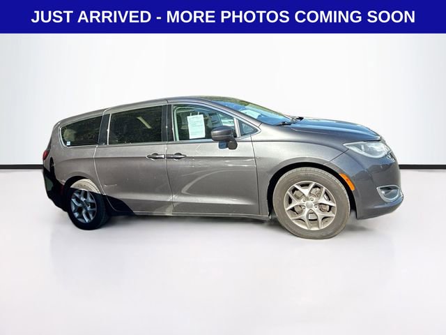 Used 2018 Chrysler Pacifica Touring Plus w/ Tire & Wheel Group FWD image 9