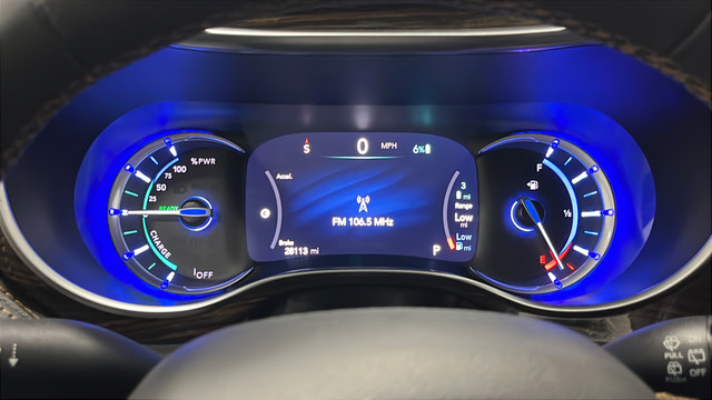 Used 2023 Chrysler Pacifica Pinnacle FWD image 17