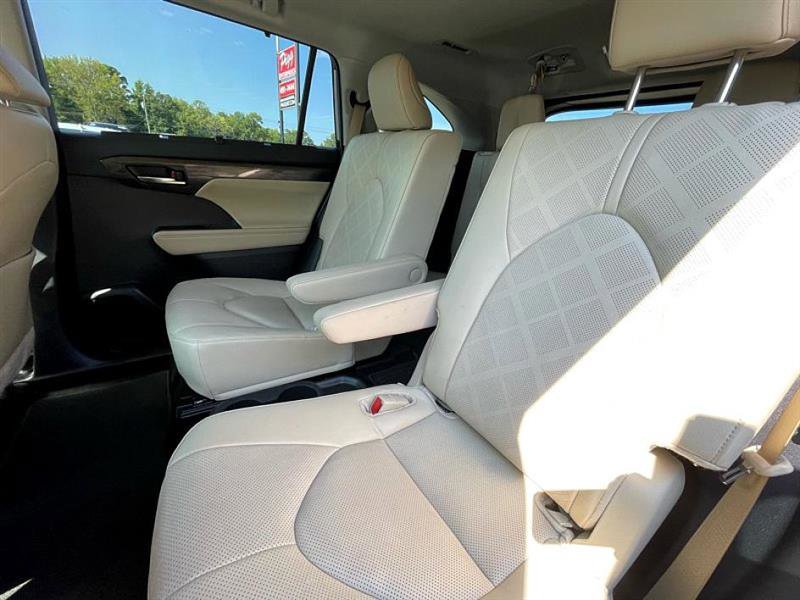 Used 2024 Toyota Highlander LE image 27