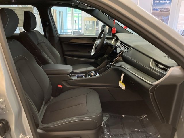 Used 2025 Jeep Grand Cherokee Laredo X w/ Luxury Tech Group I image 15