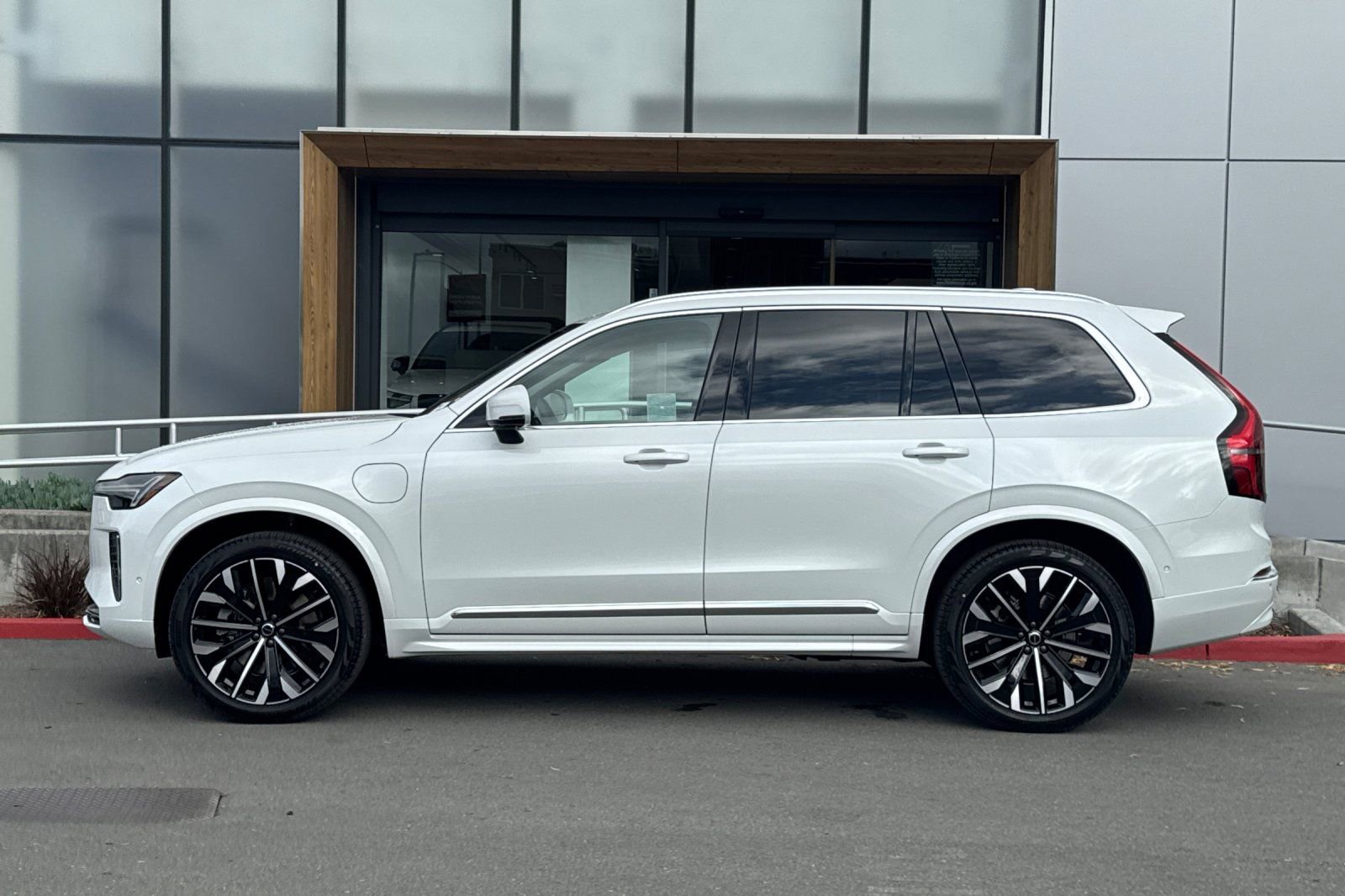New 2026 Volvo XC90 T8 Ultra w/ Protection Package AWD/4WD image 5