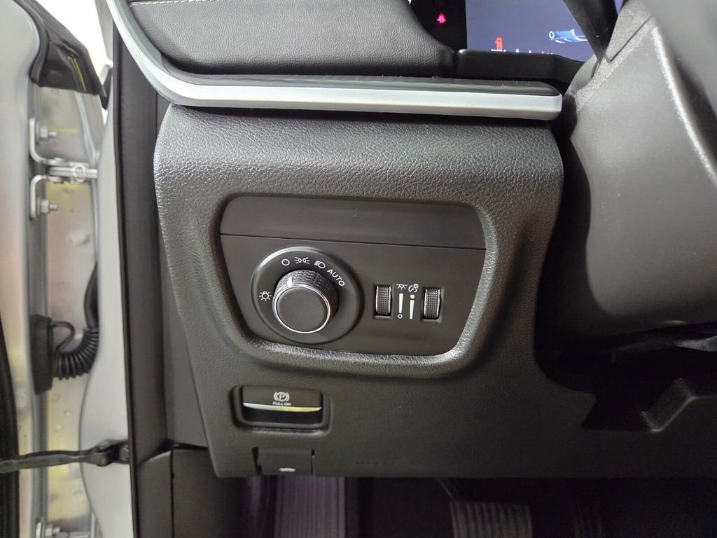 Certified 2025 Jeep Grand Cherokee Altitude image 21