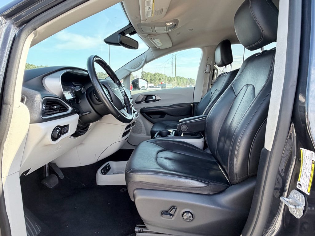 Used 2020 Chrysler Pacifica Touring-L FWD image 19