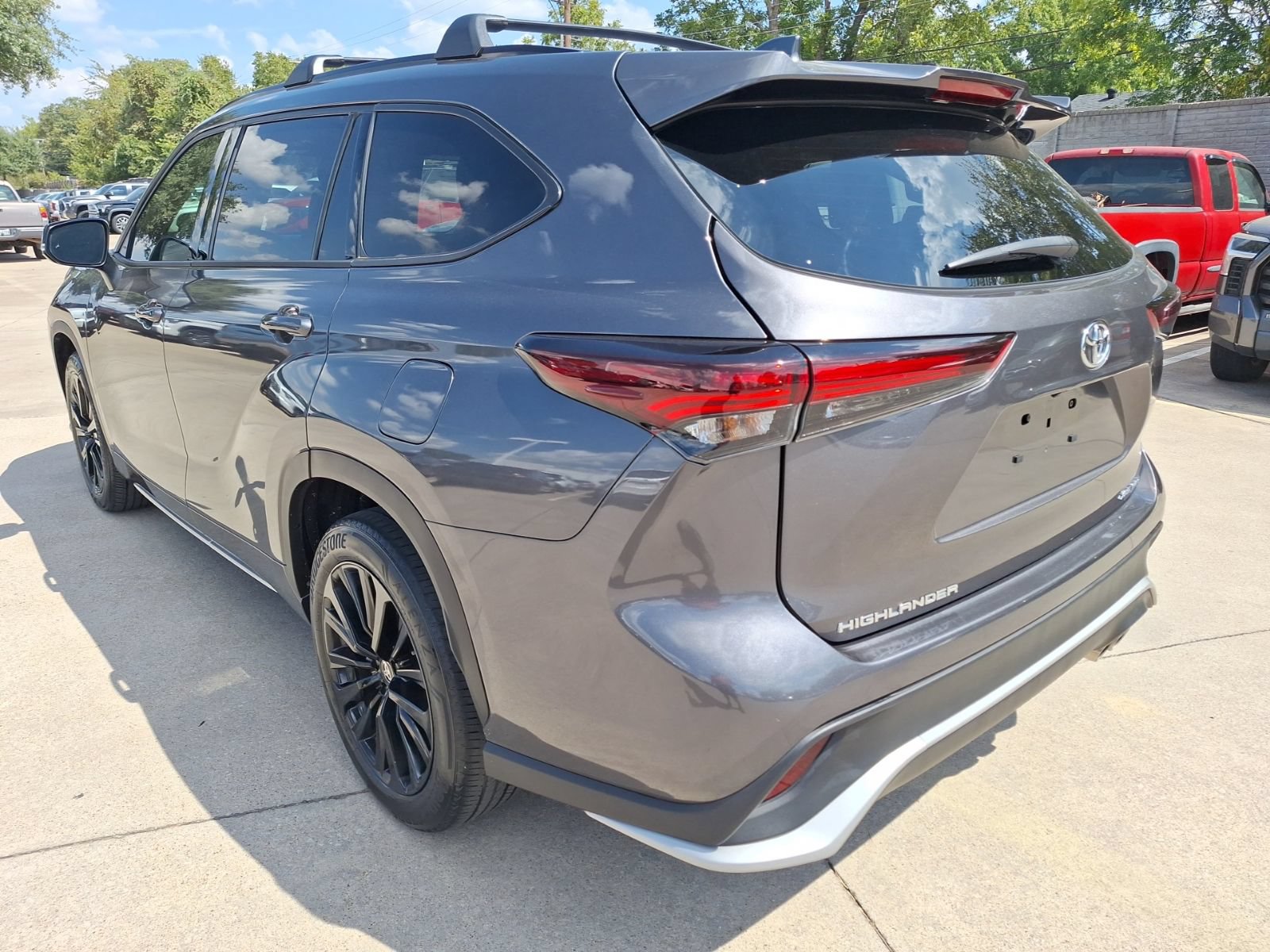 Used 2024 Toyota Highlander XSE AWD/4WD image 4