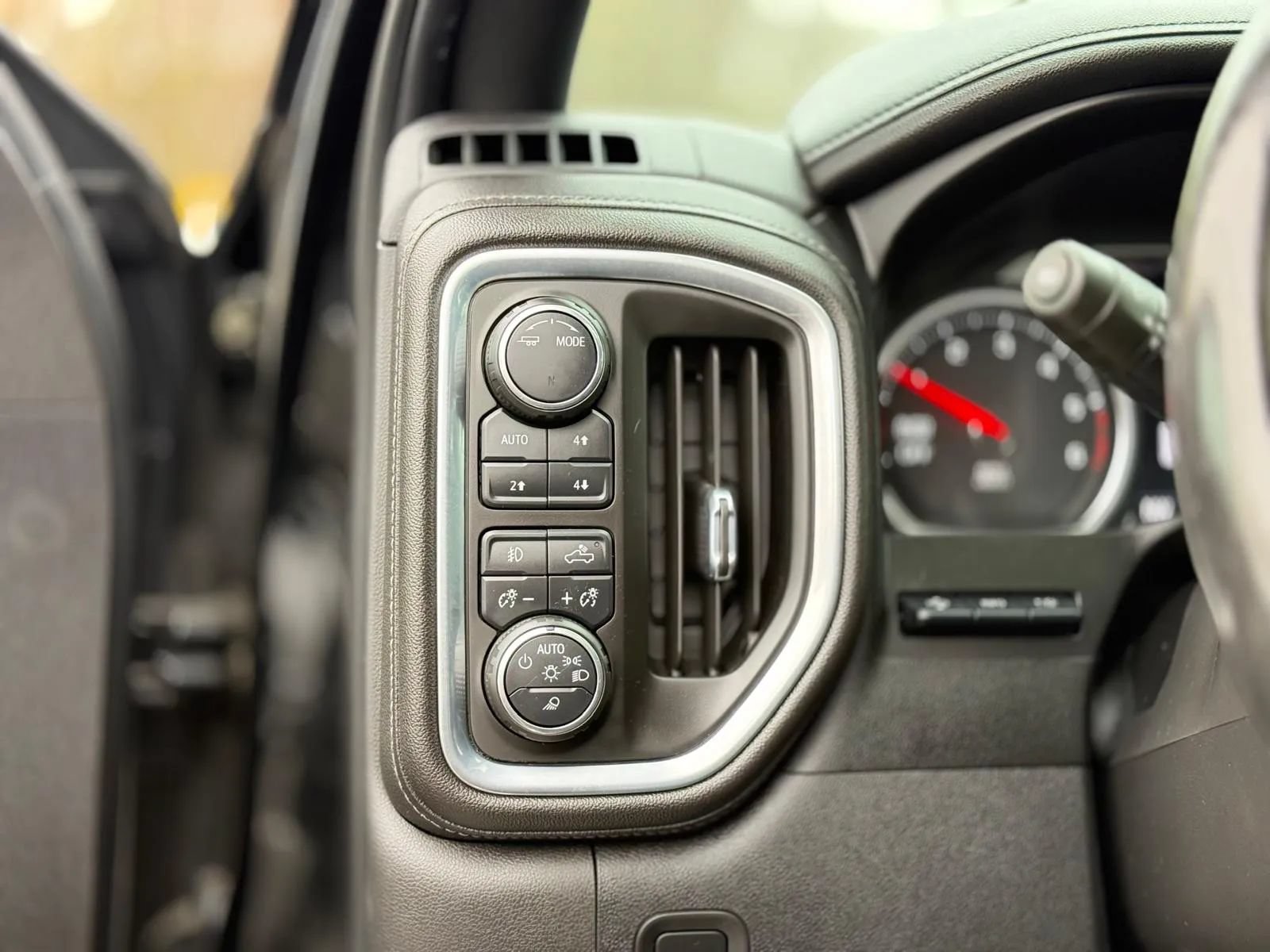 Used 2020 Chevrolet Silverado 1500 High Country w/ Technology Package AWD/4WD image 20