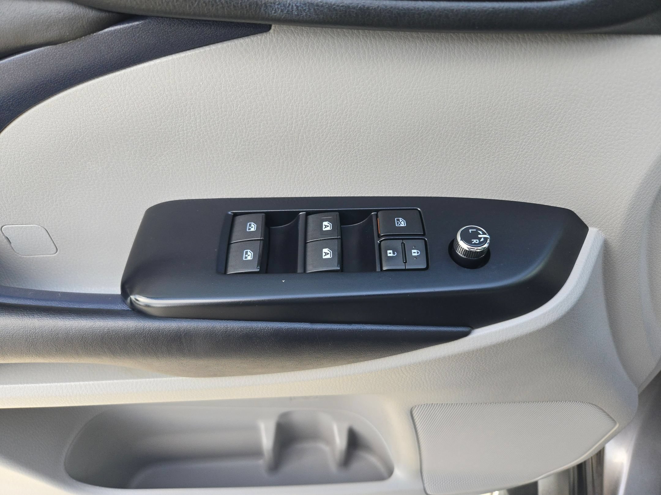 Used 2019 Toyota Highlander XLE FWD image 13