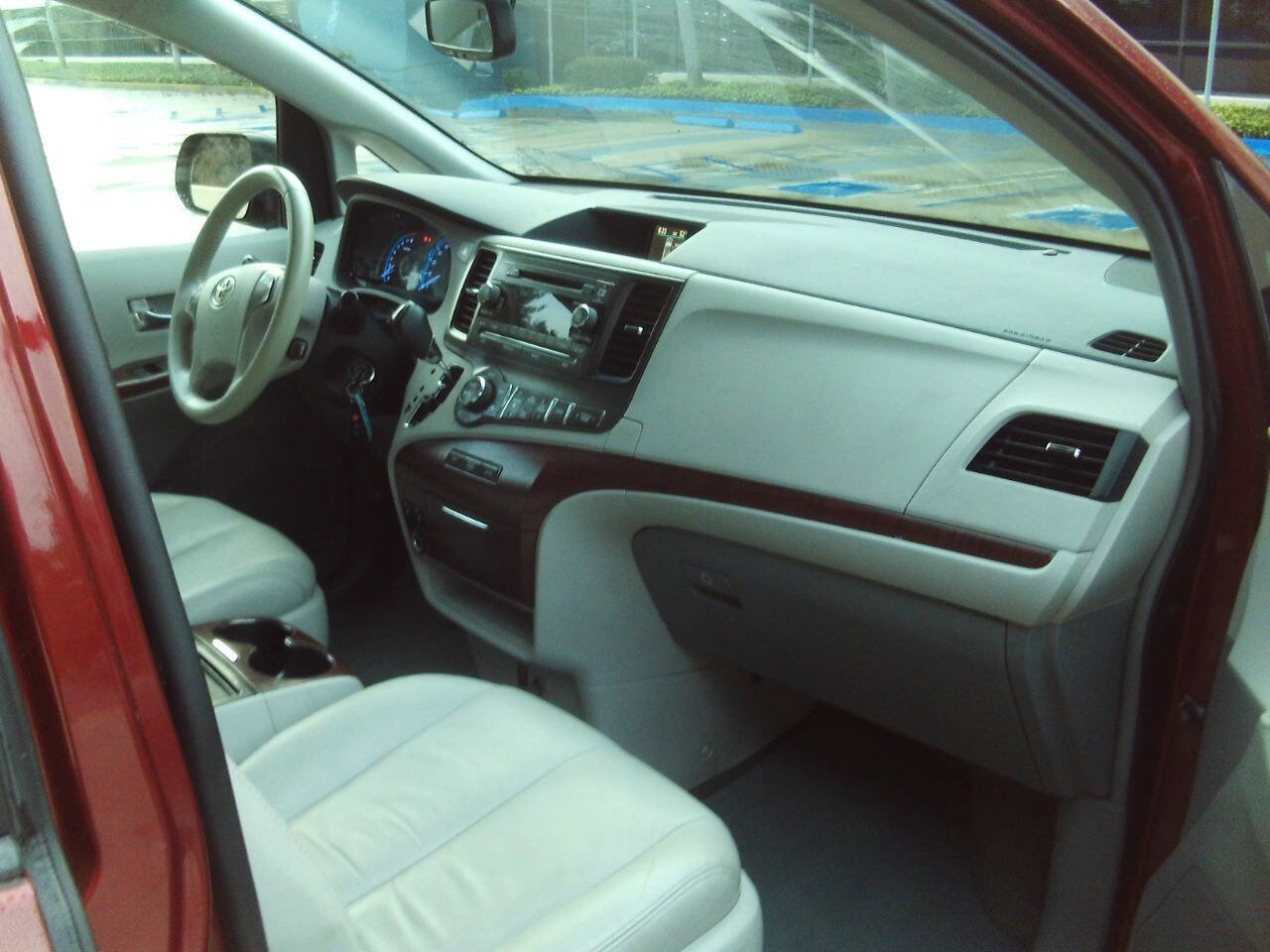 Used 2012 Toyota Sienna XLE image 34