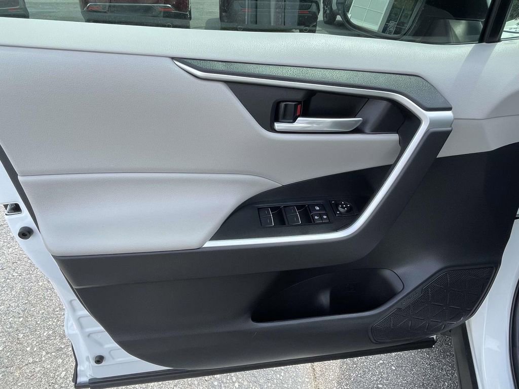 Used 2025 Toyota RAV4 XLE image 18