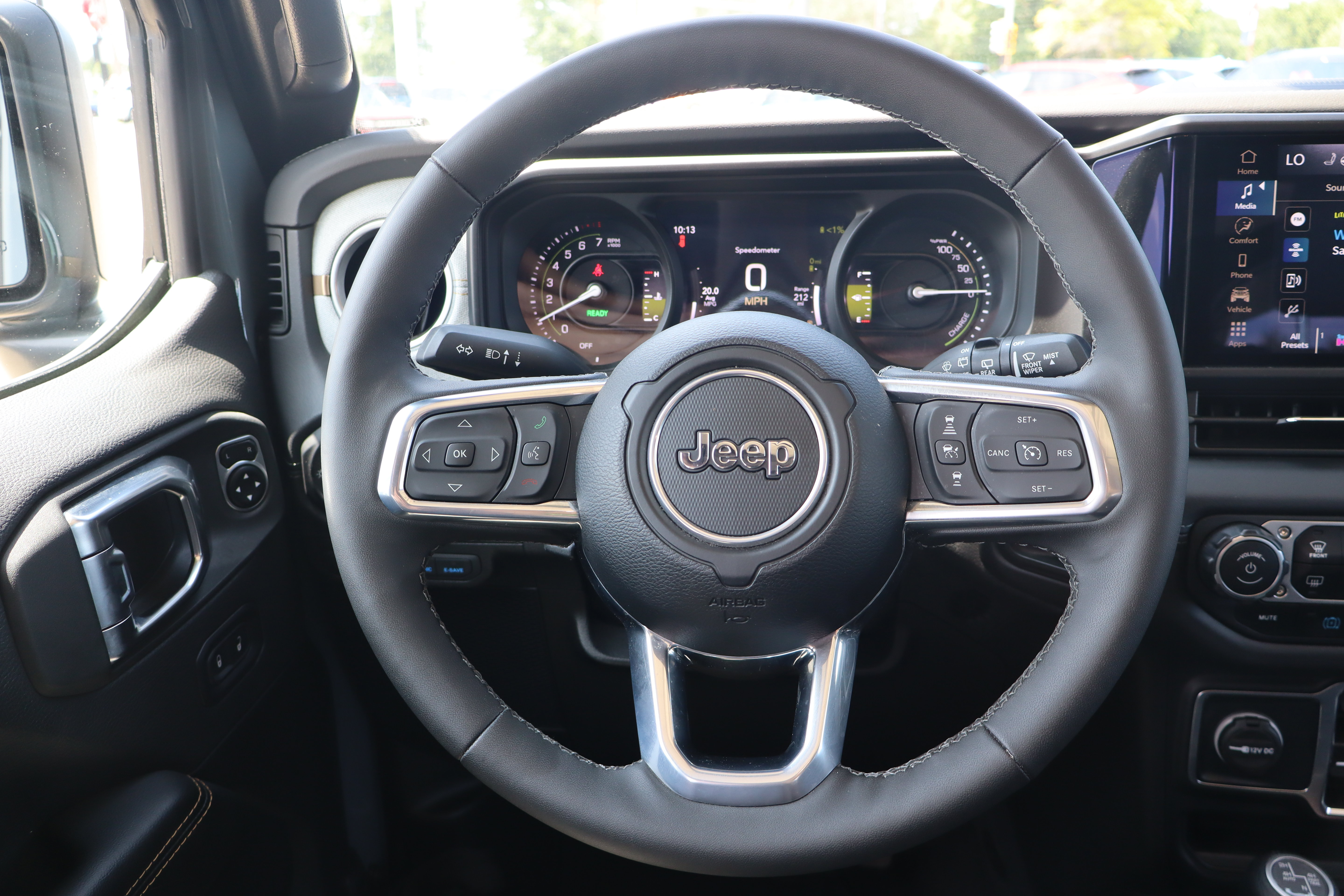 Used 2025 Jeep Wrangler Unlimited Sahara AWD/4WD image 14