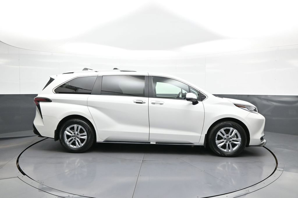 Certified 2025 Toyota Sienna Limited image 5