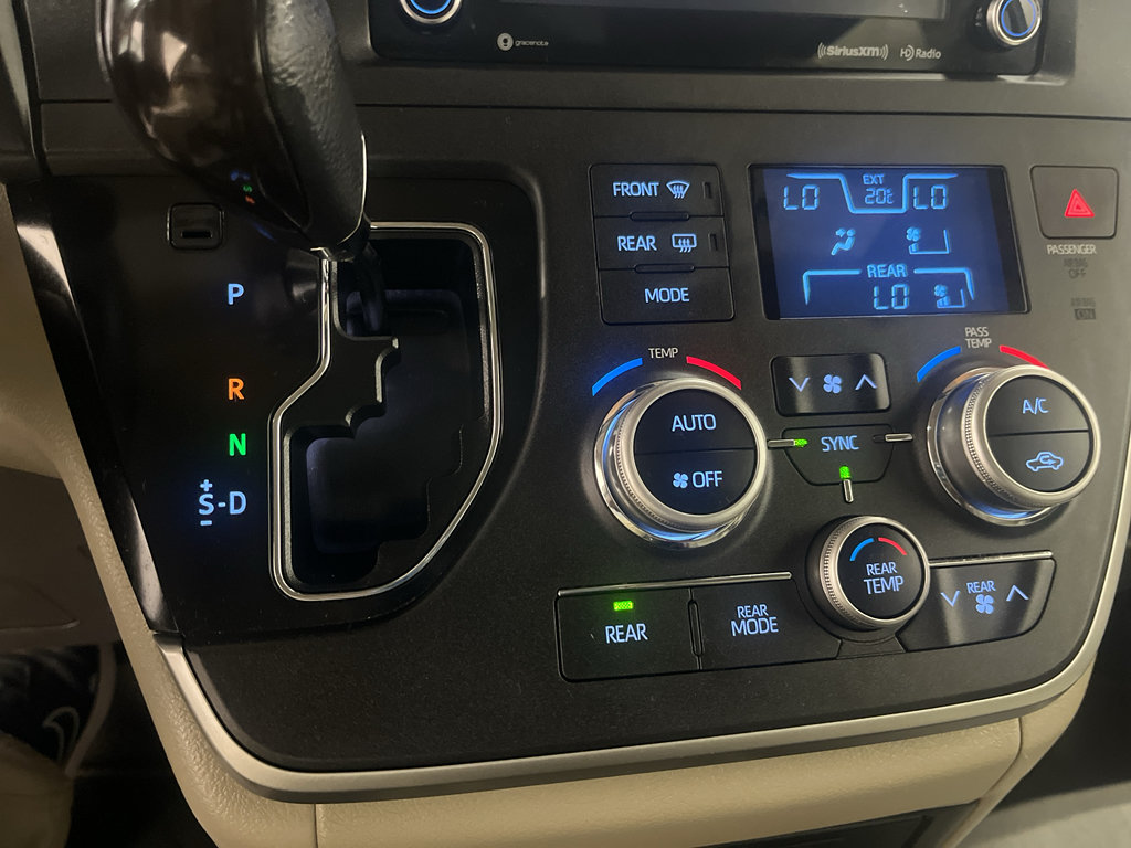Used 2020 Toyota Sienna XLE Premium w/ Carpet Mat Package FWD image 18
