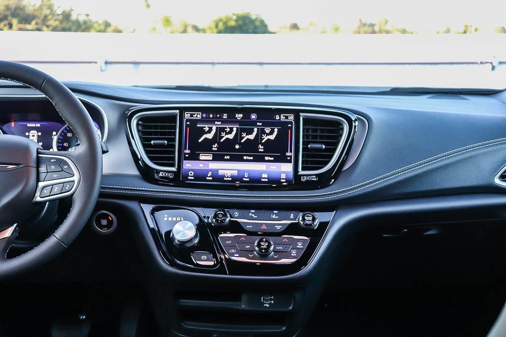 New 2027 Chrysler Pacifica Select FWD image 15