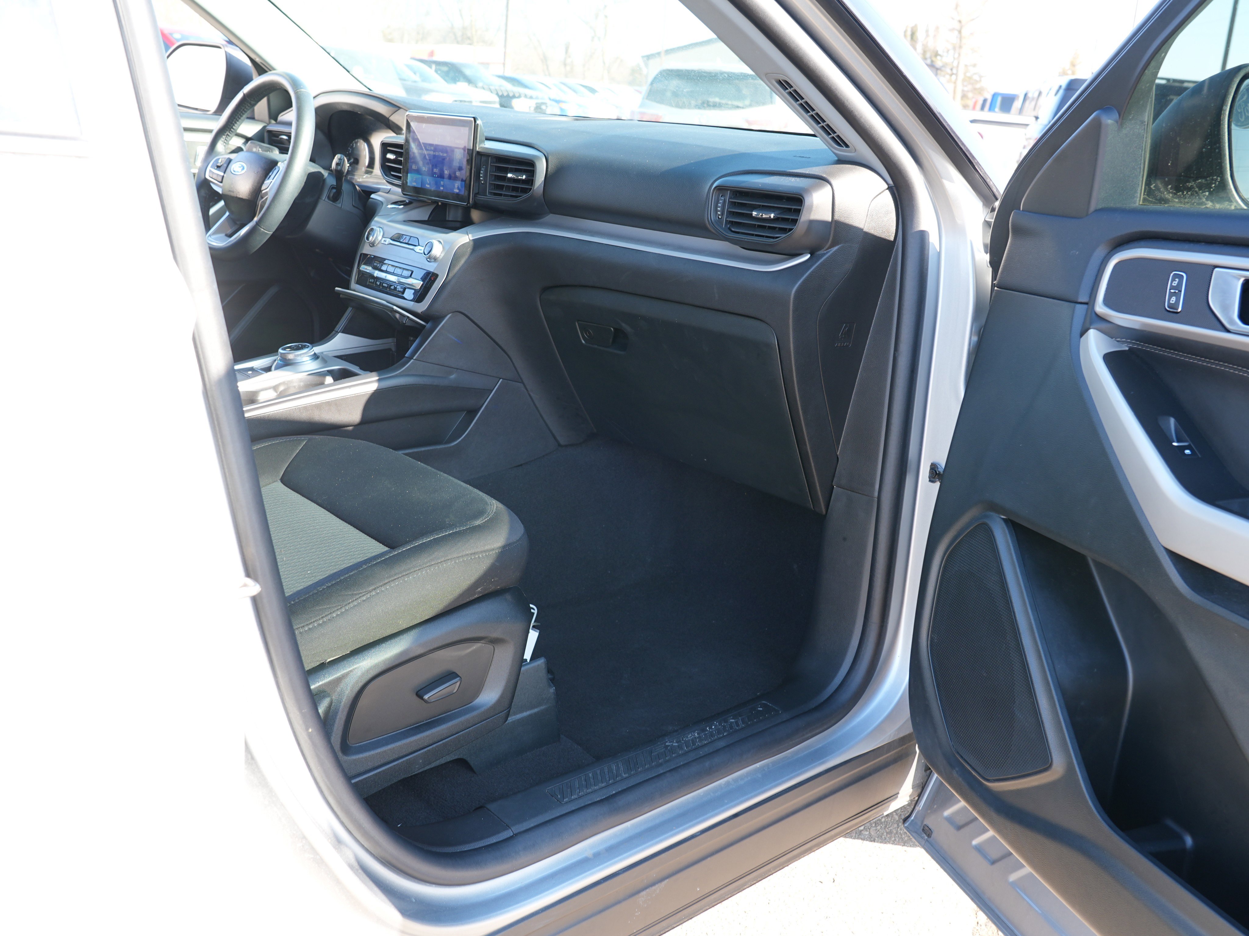 Used 2023 Ford Explorer XLT image 33