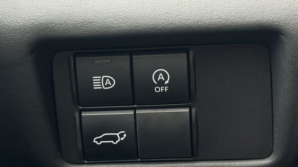 Used 2024 Toyota Highlander LE FWD image 24