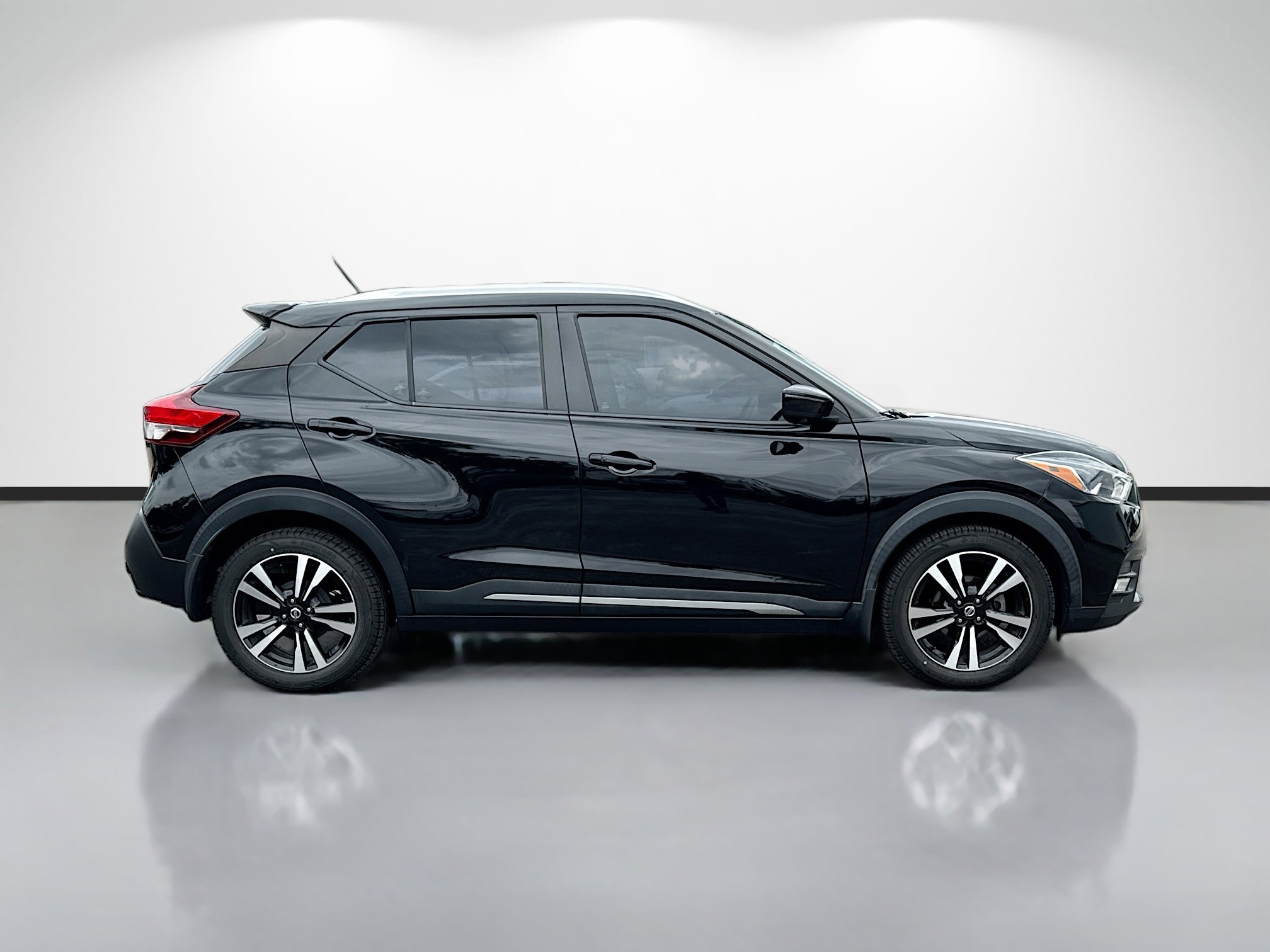 Used 2019 Nissan Kicks SR w/ SR Premium Package FWD image 2