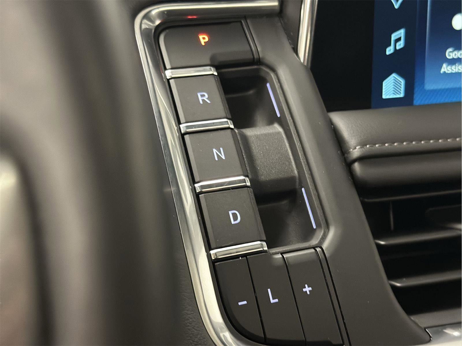 Certified 2024 Chevrolet Suburban Z71 w/ Luxury Package image 35