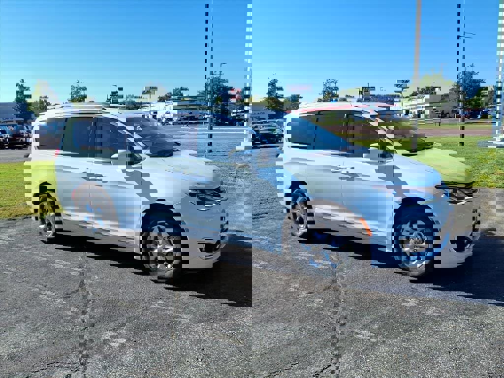 Used 2018 Chrysler Pacifica Touring-L image 2