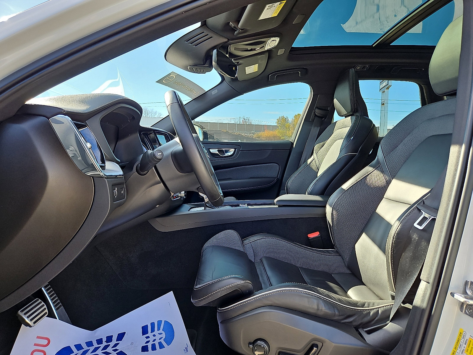 Used 2021 Volvo XC60 T6 R-Design image 13