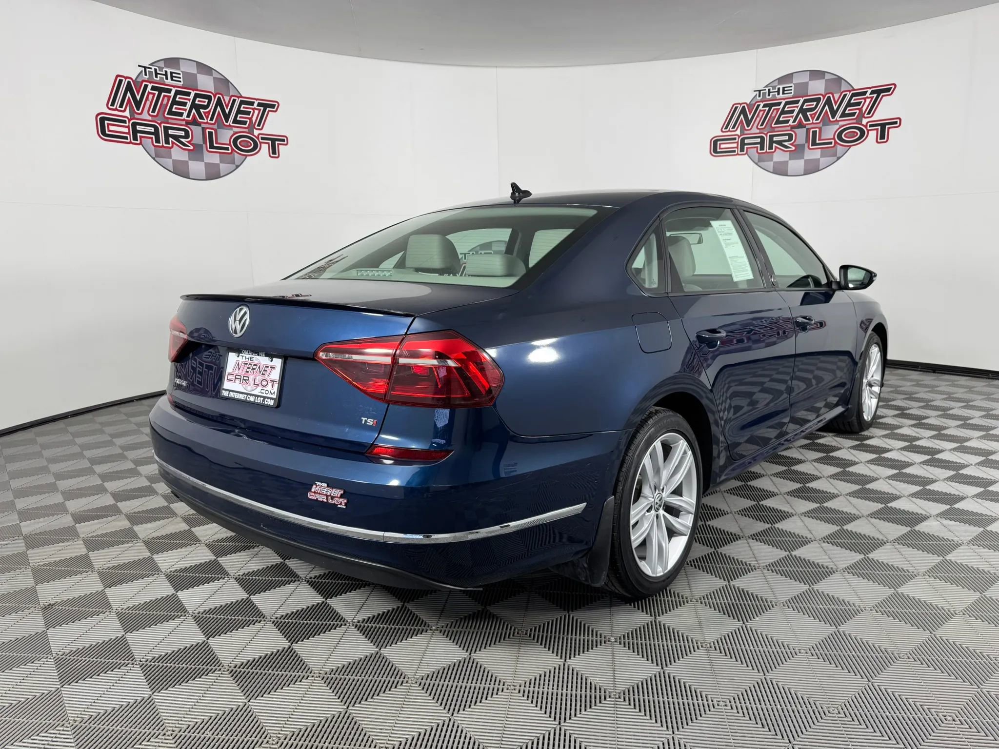Used 2019 Volkswagen Passat 2.0T Wolfsburg w/ Wheels & Sunroof Package image 7