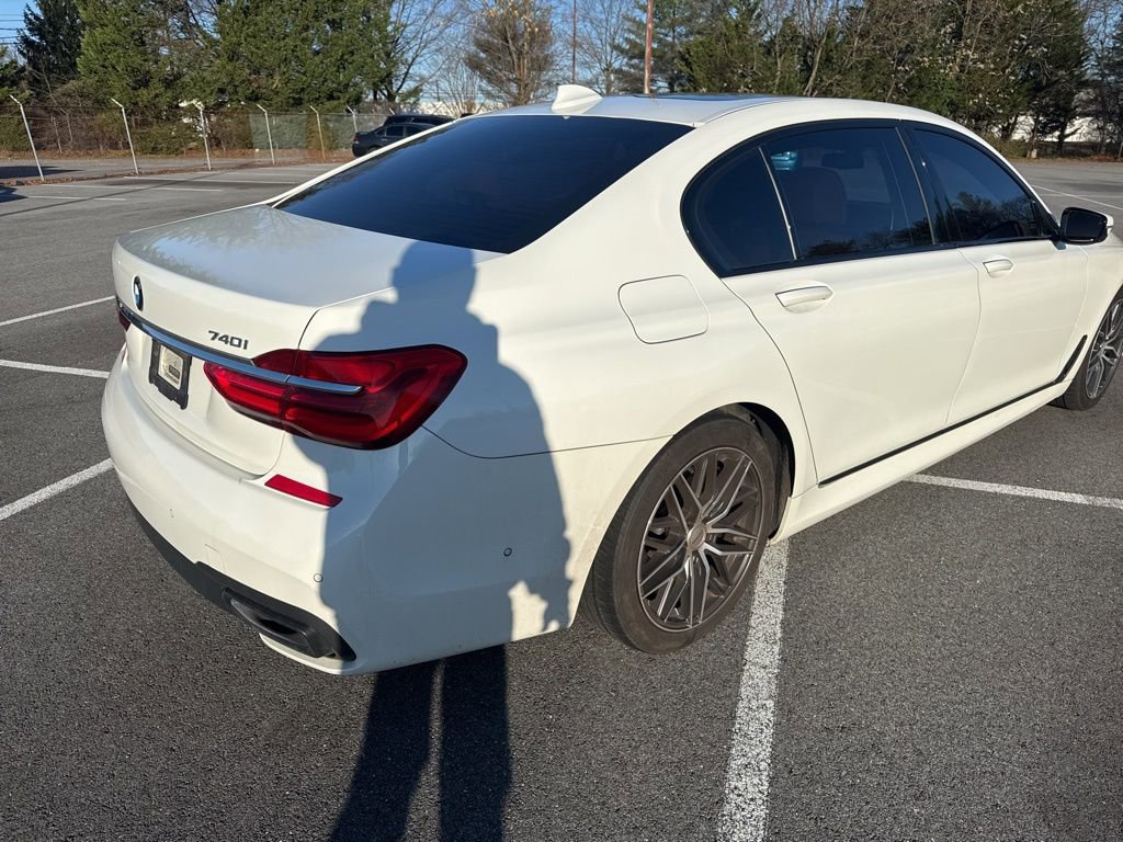 Used 2018 BMW 740i xDrive image 3