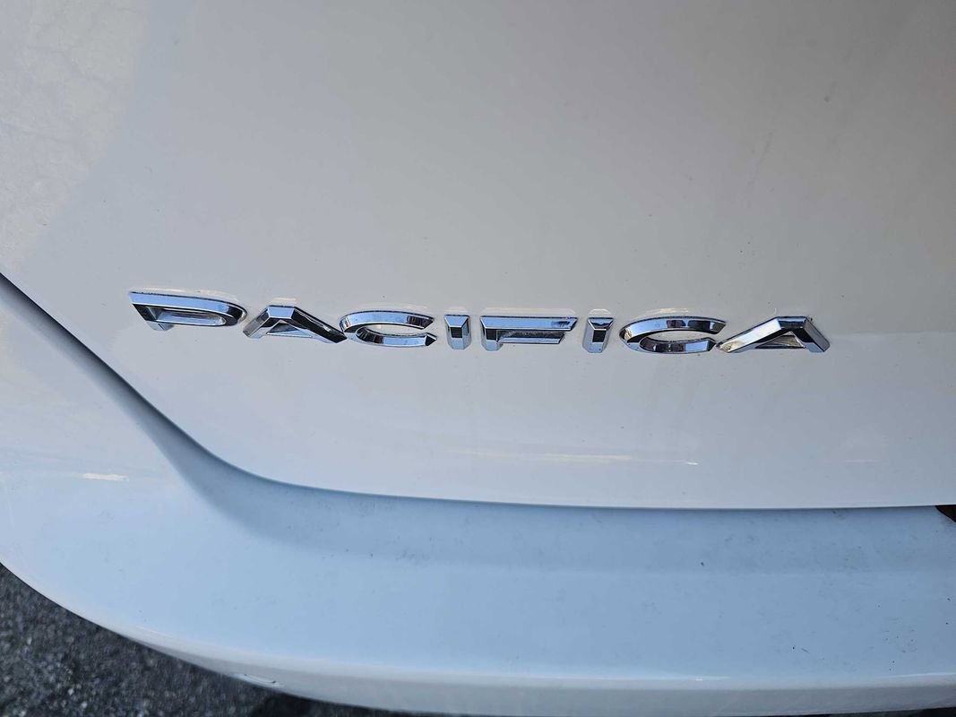 Used 2023 Chrysler Pacifica Limited w/ Uconnect Theater Family Group image 9