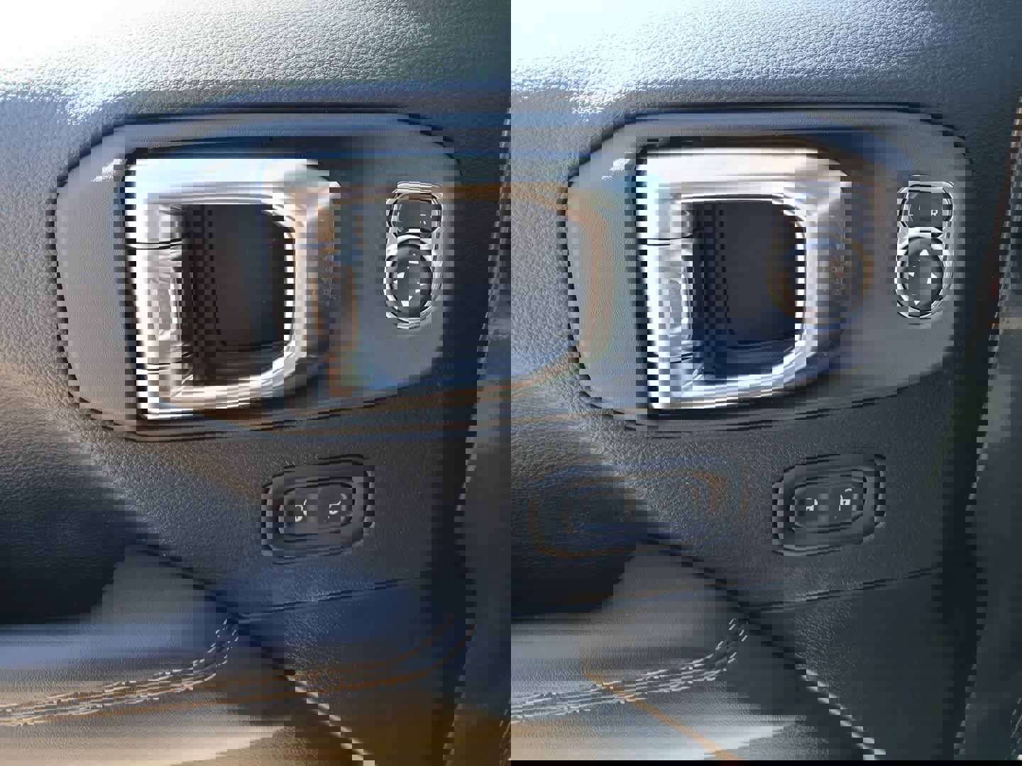 Used 2025 Jeep Wrangler Sahara image 22