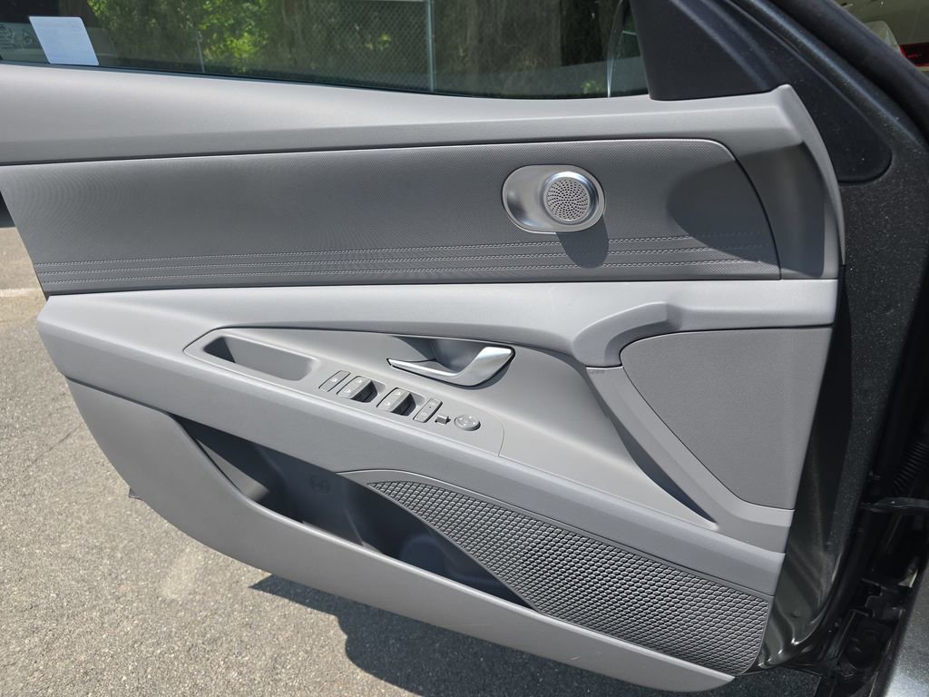 Used 2025 Hyundai Elantra Blue image 24