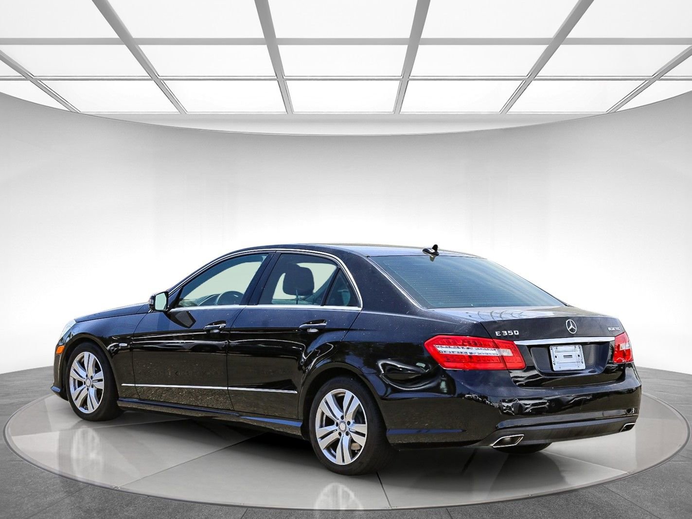 Used 2011 Mercedes-Benz E 350 BlueTEC Sedan image 2