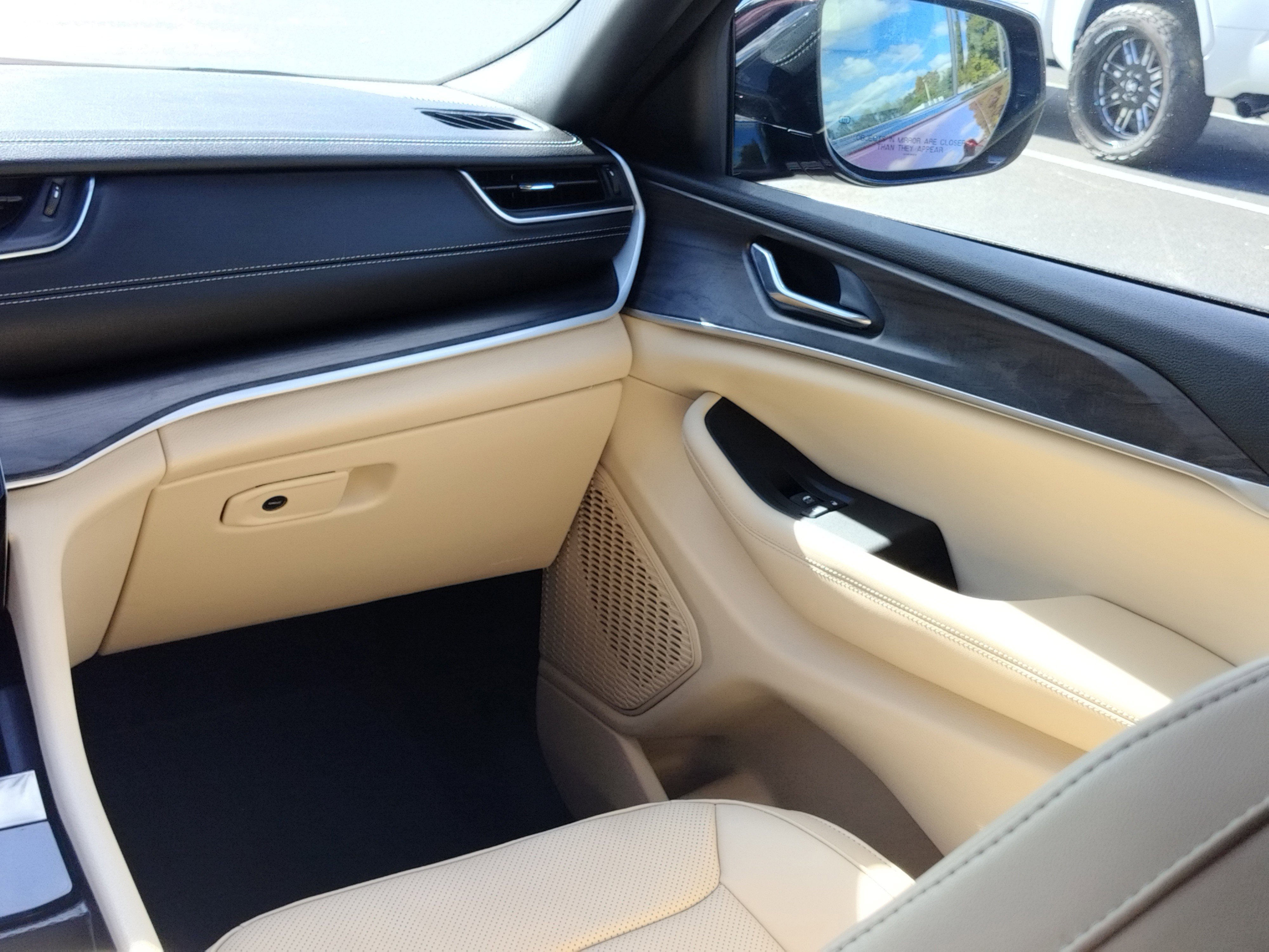 Used 2025 Jeep Grand Cherokee L Limited w/ Luxury Tech Group II image 17