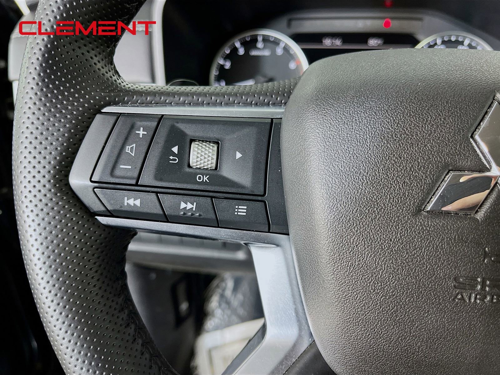 Used 2025 Mitsubishi Outlander SE FWD image 14