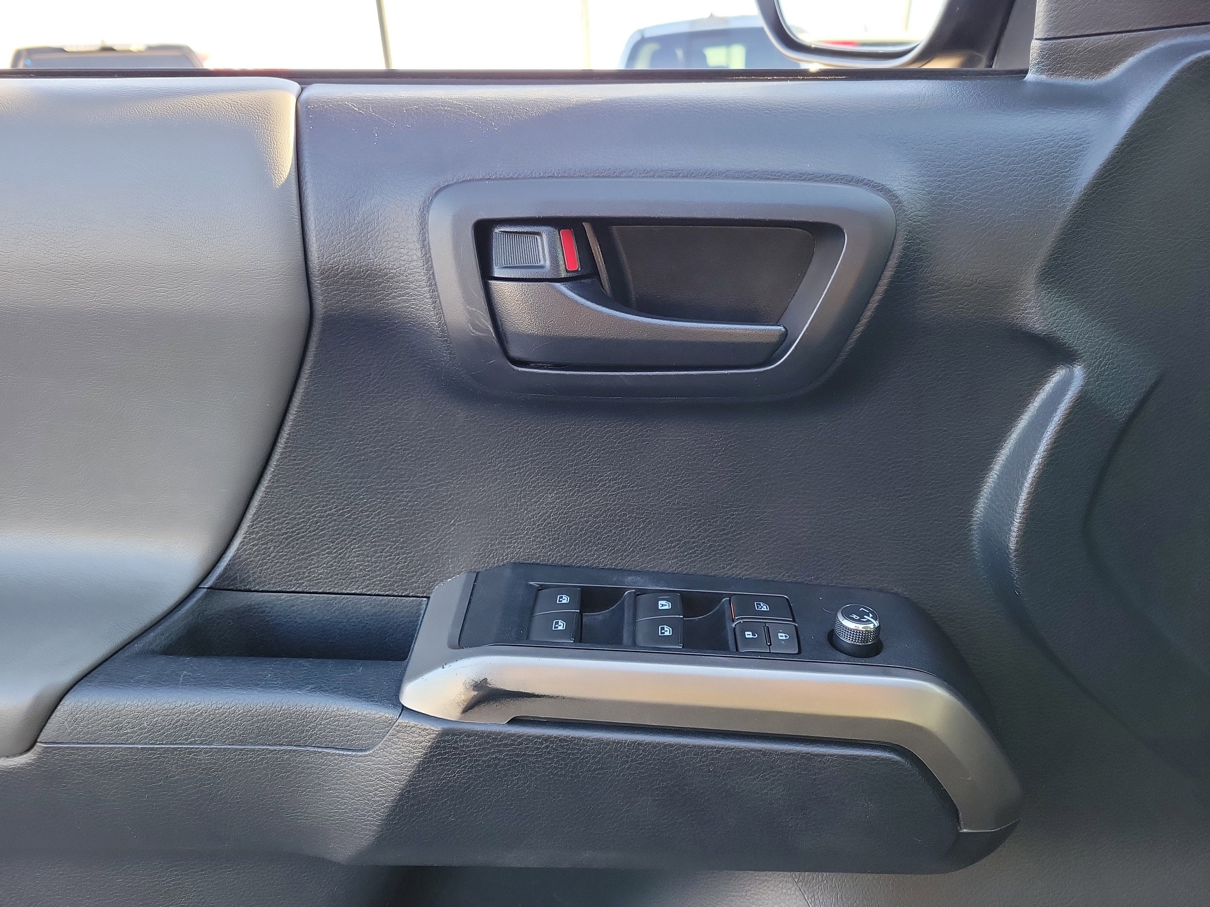 Used 2017 Toyota Tacoma SR5 image 17