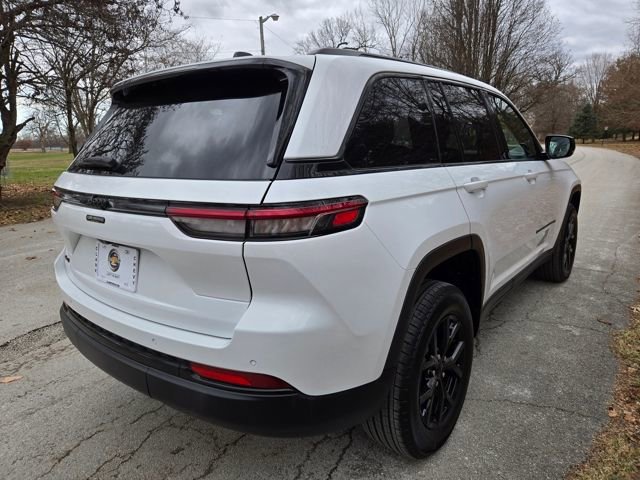 Used 2025 Jeep Grand Cherokee Altitude image 7