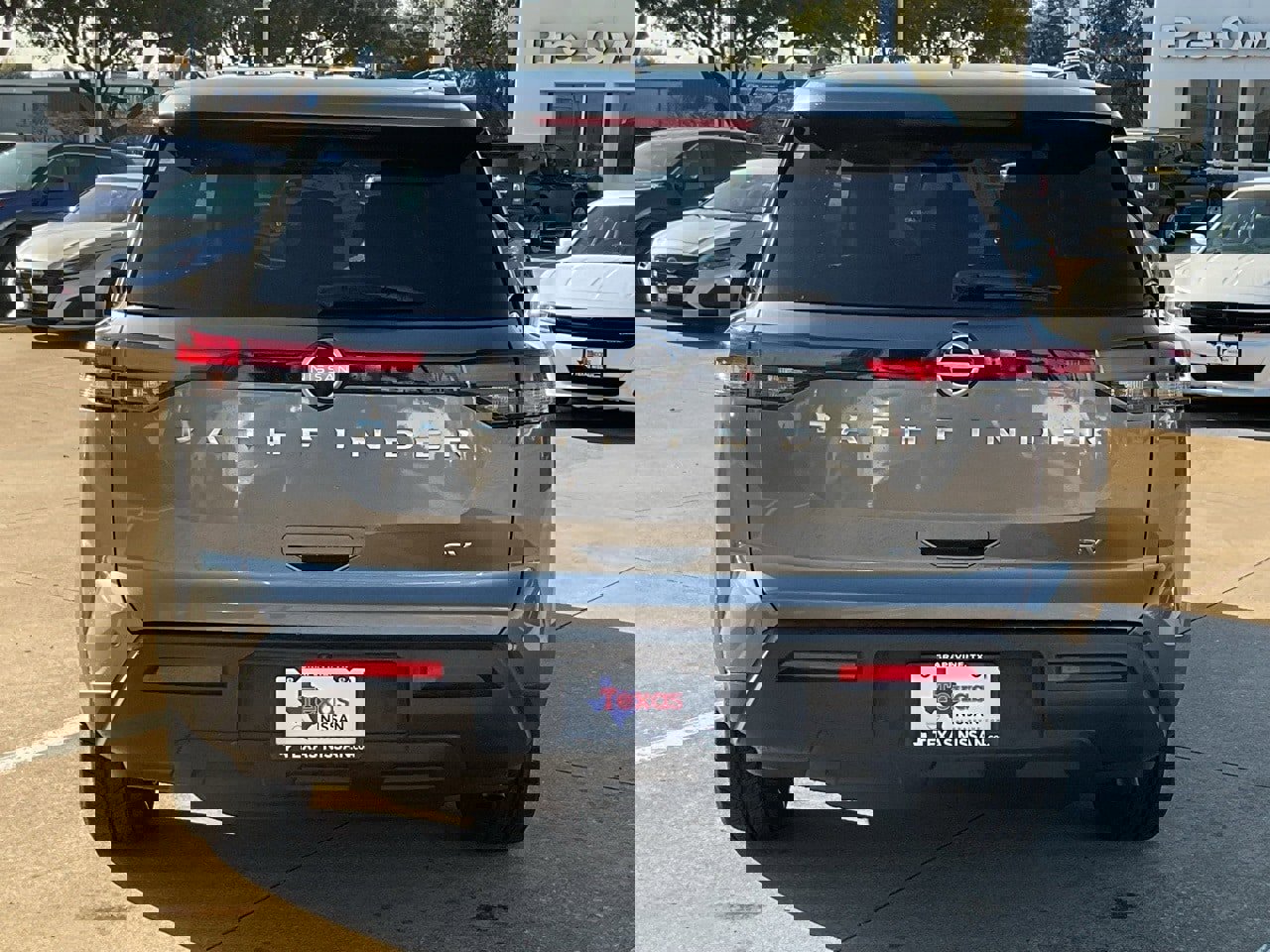 Used 2024 Nissan Pathfinder SV image 6