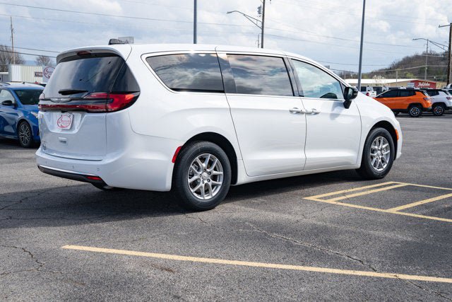 New 2026 Chrysler Pacifica Select image 5
