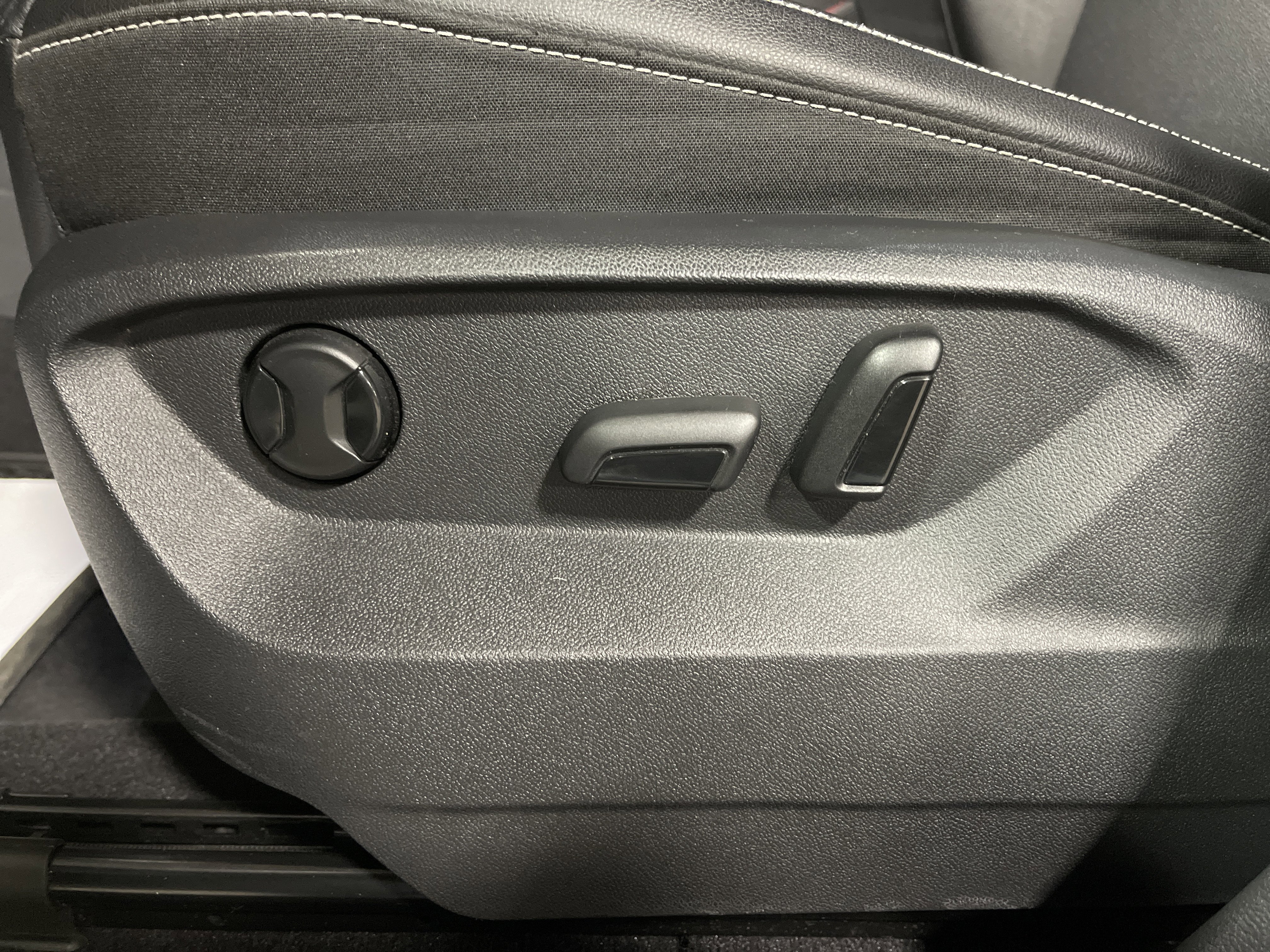 Used 2020 Volkswagen Atlas Cross Sport SE w/ Panoramic Sunroof Package image 12