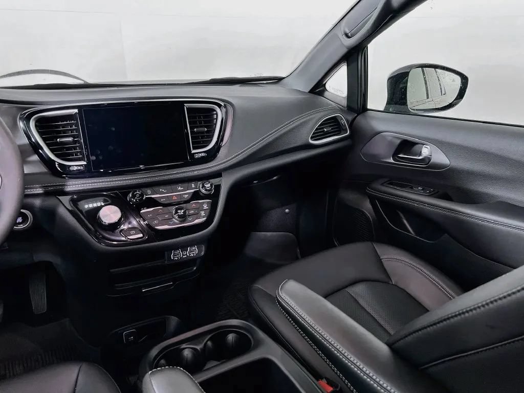 Used 2025 Chrysler Pacifica Select w/ Fav Edition Package FWD image 23