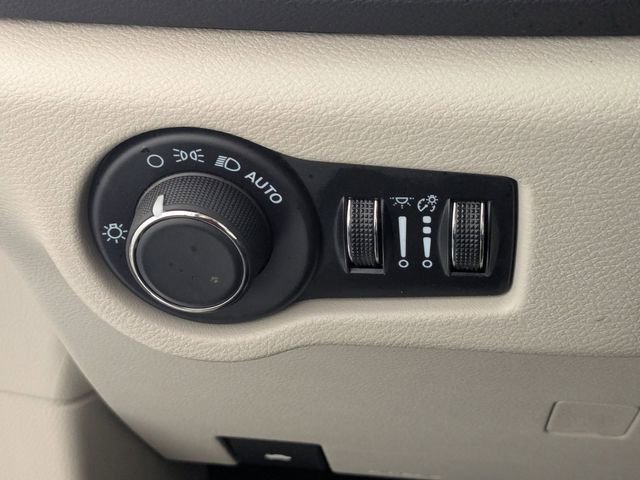 Used 2024 Chrysler Voyager LX image 14