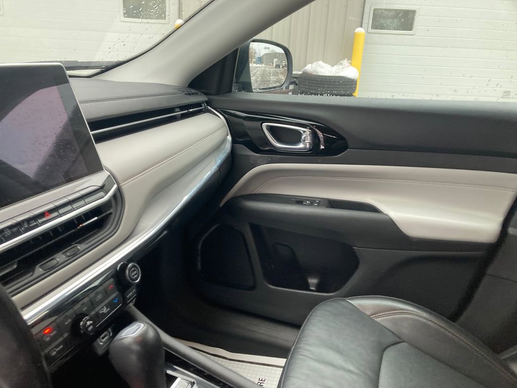 Used 2022 Jeep Compass Limited image 16