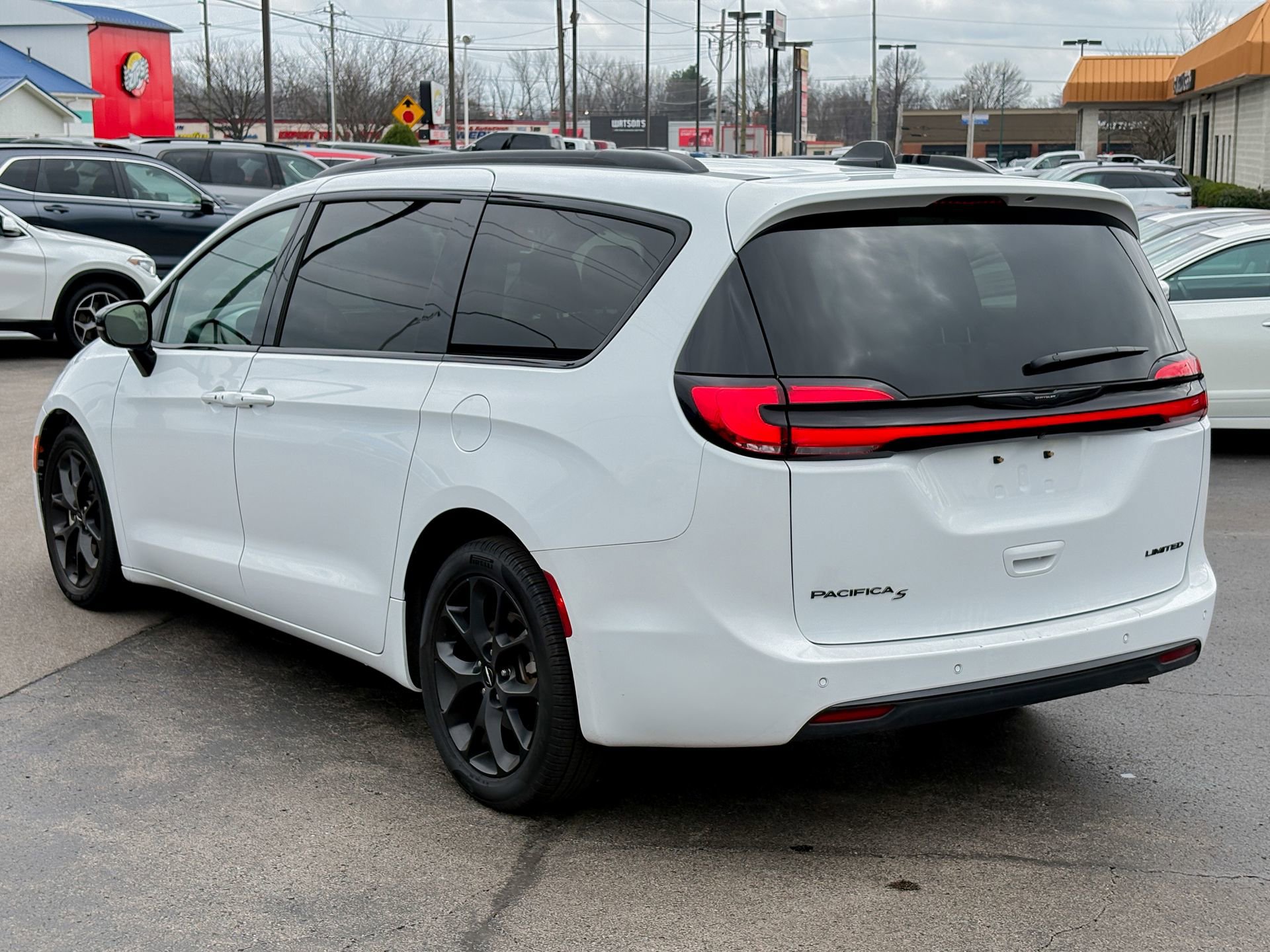 Used 2025 Chrysler Pacifica Limited image 5