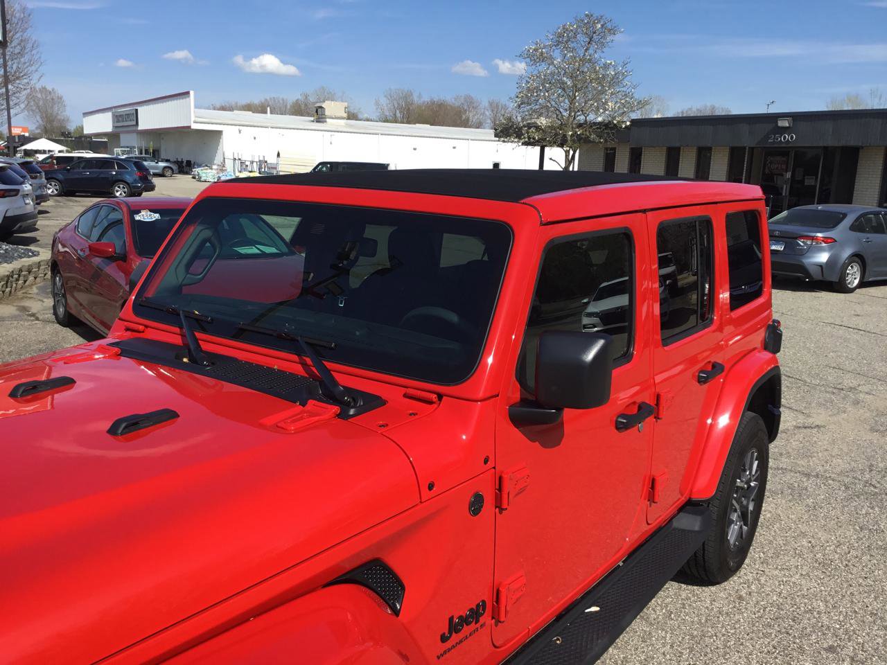 Used 2025 Jeep Wrangler Unlimited Sahara AWD/4WD image 14