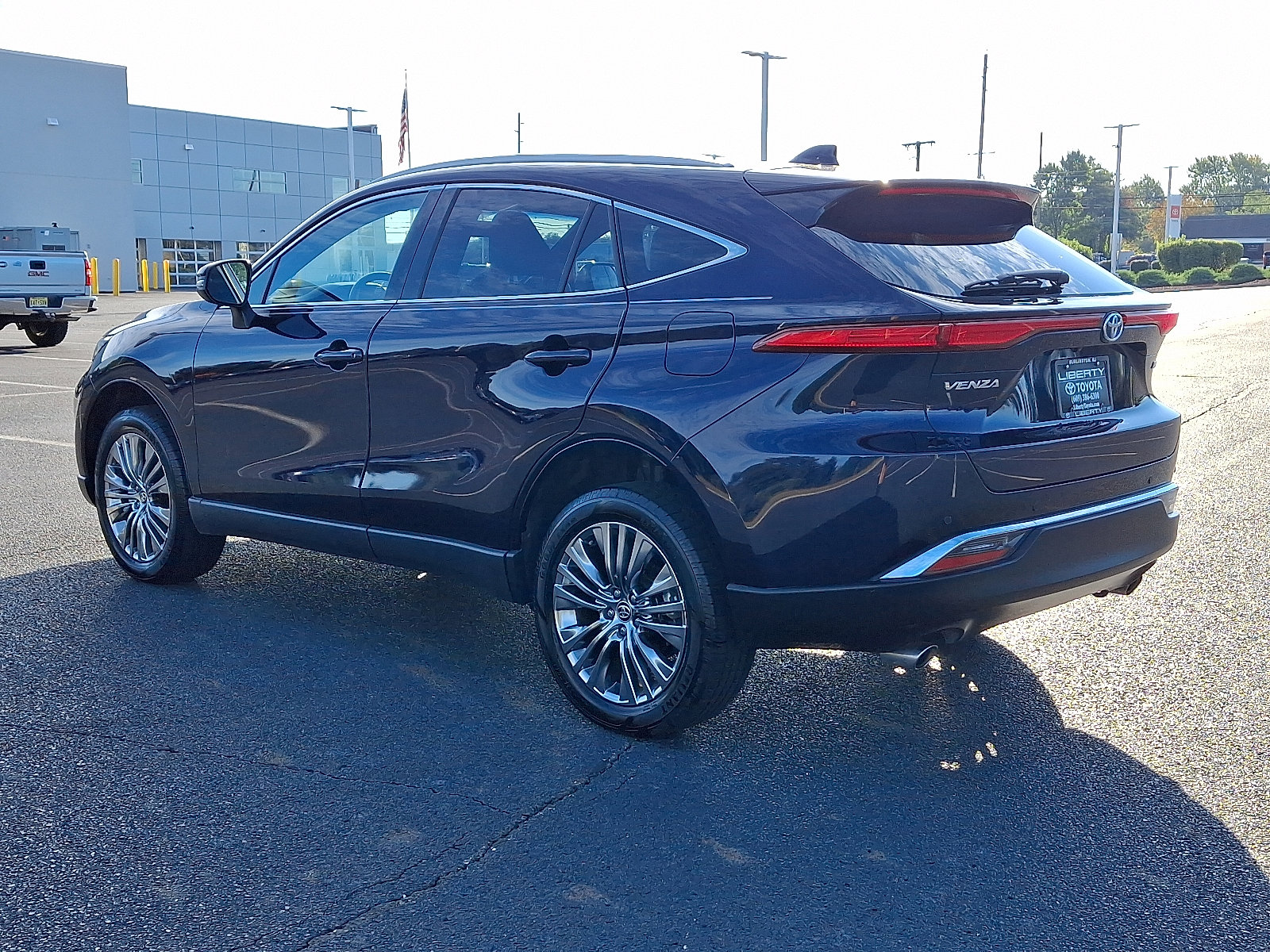 Used 2024 Toyota Venza XLE image 4