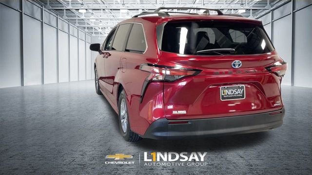 Used 2021 Toyota Sienna XLE image 8