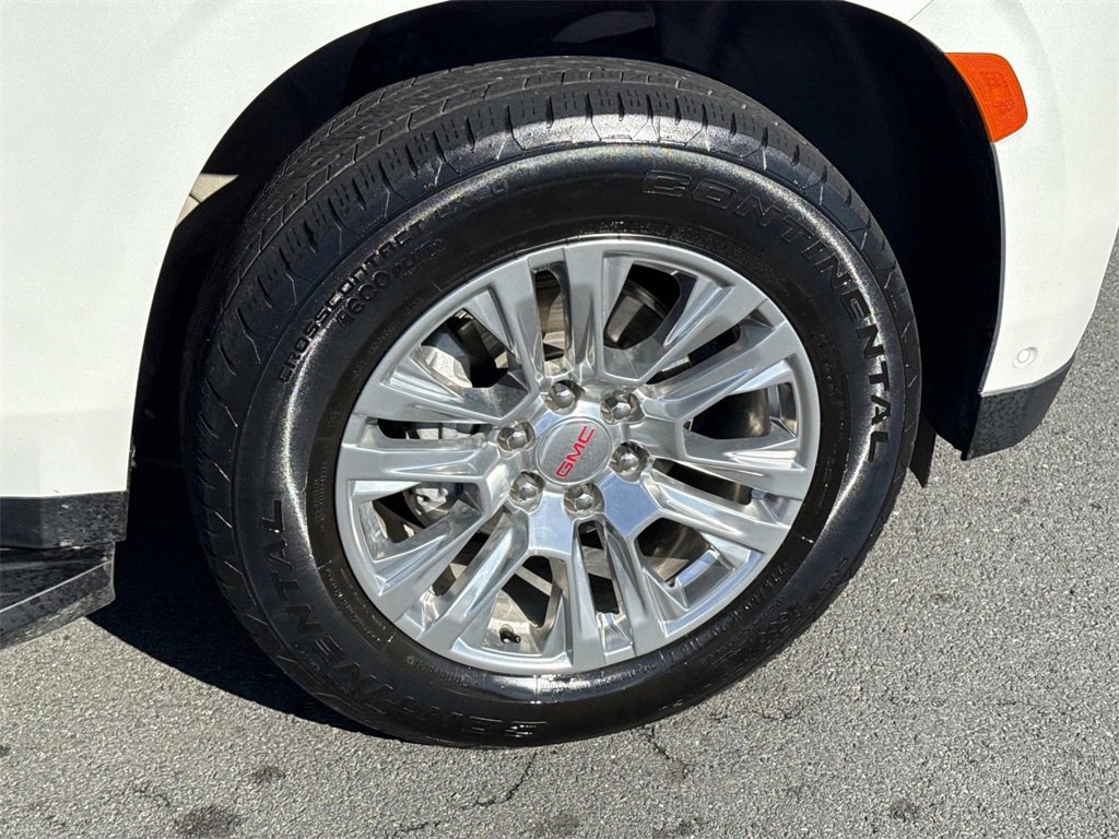 Used 2023 GMC Yukon Denali w/ Advanced Technology Package image 9