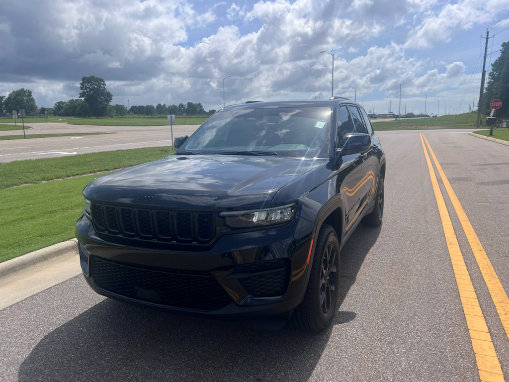 Certified 2025 Jeep Grand Cherokee Altitude RWD image 10
