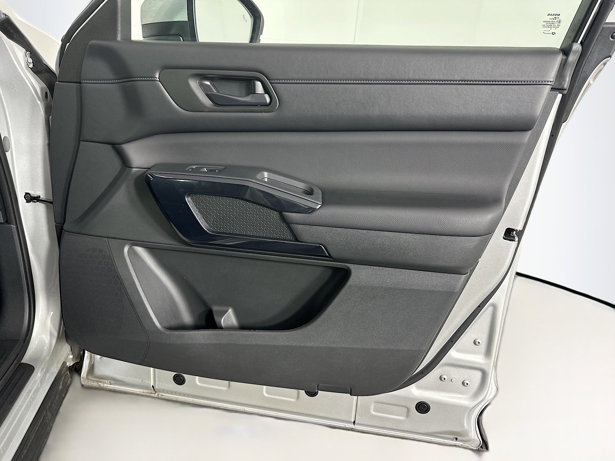 Used 2025 Nissan Pathfinder SV image 34