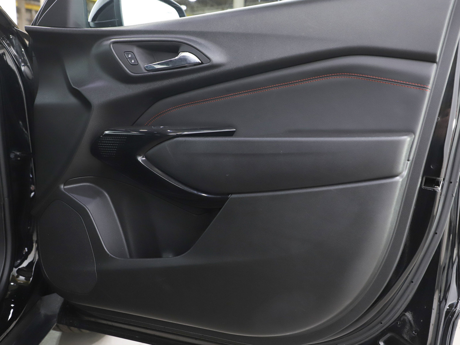 Used 2024 Chevrolet Trax RS FWD image 11