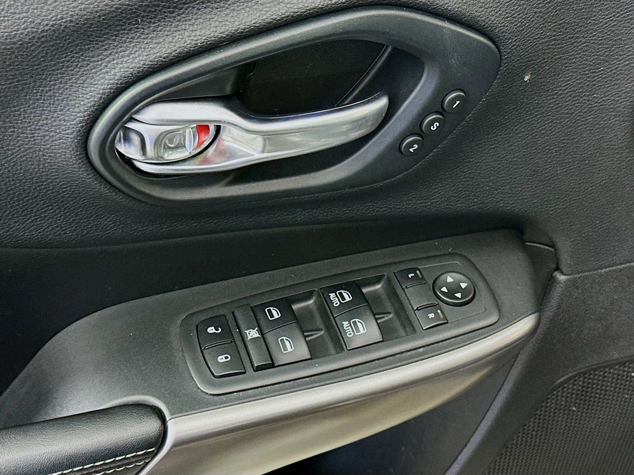 Used 2019 Jeep Cherokee Limited image 15