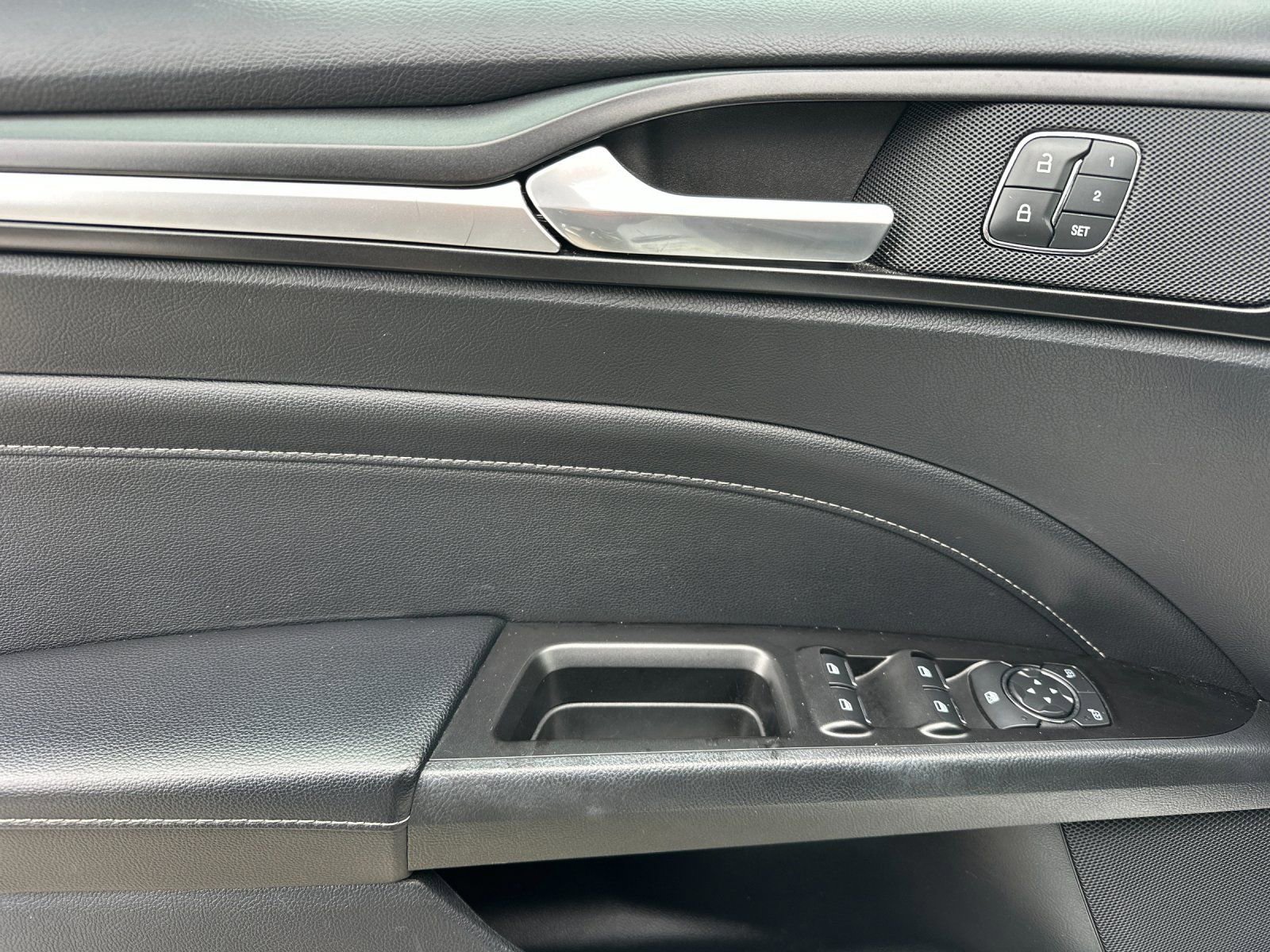 Used 2019 Ford Fusion Titanium image 11